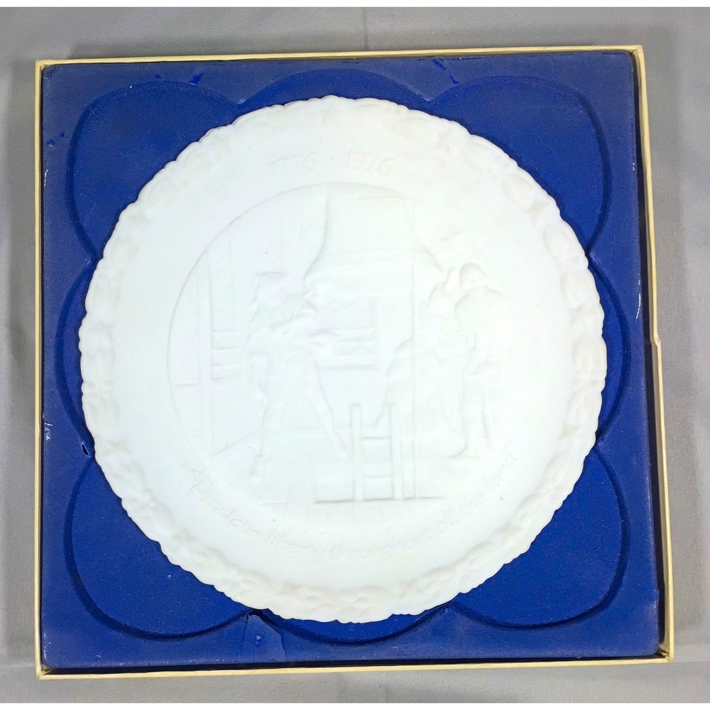 Fenton 1976 USA Bicentennial Milk Glass Collector Plate Limited Edition w/ Box